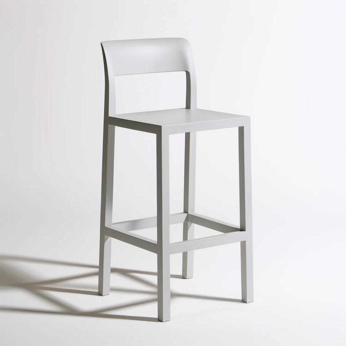 Biały hoker minimalistyczny z polipropylenu i stali, 42 x 45 x 100 cm
